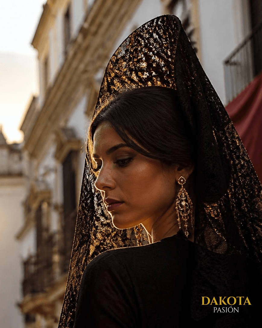 Mujer con mantilla de encaje dorado, Dakota Pasión